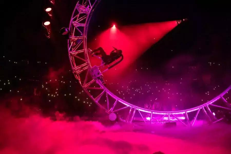 新媒体时代的沉浸式舞台设计,极简主义舞台设计