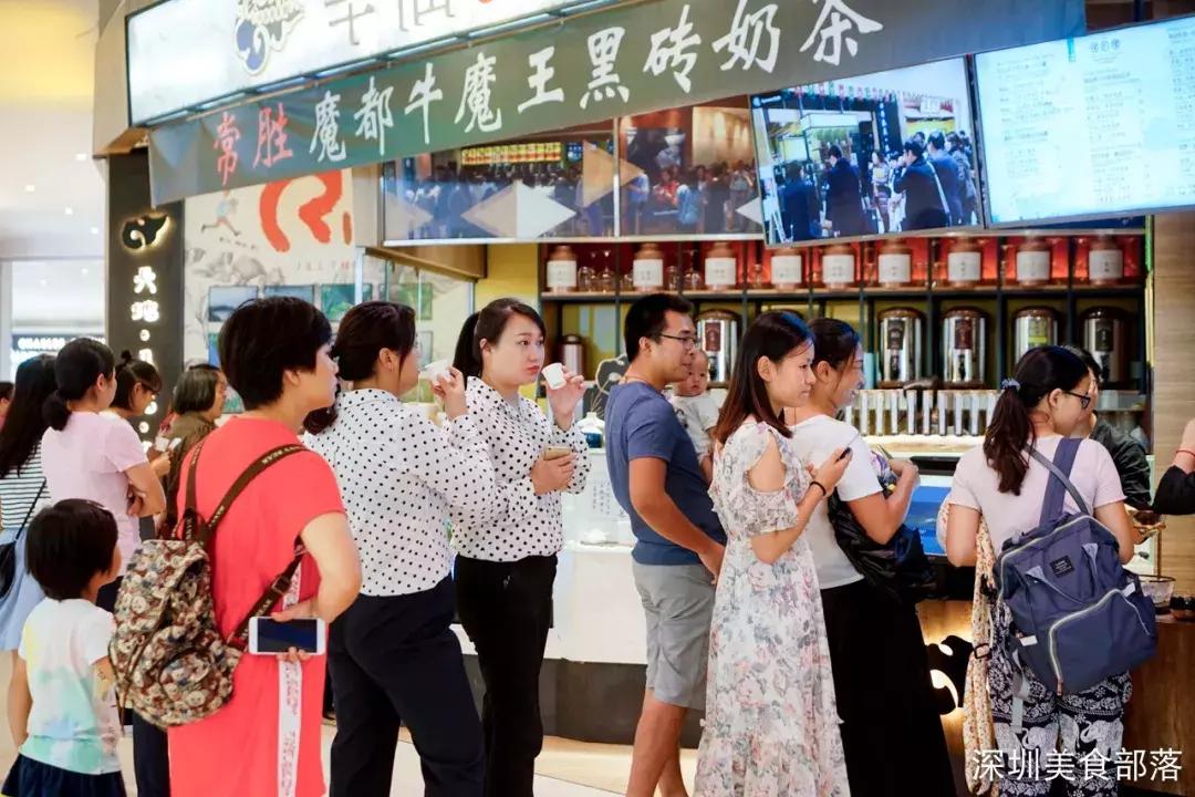 跨世纪的黑砖奶茶店，每天卖30块“金条”