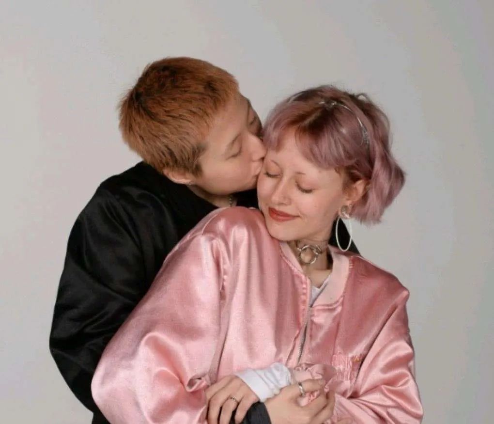 成龙20岁女儿传婚变,清空秀恩爱照片,同性妻子发文称旧照恶心