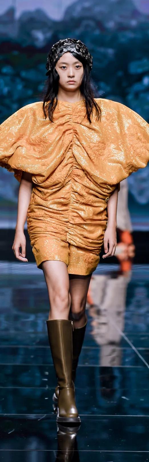 片片云霞作新衣！昨晚，大浪时尚小镇又火出圈了