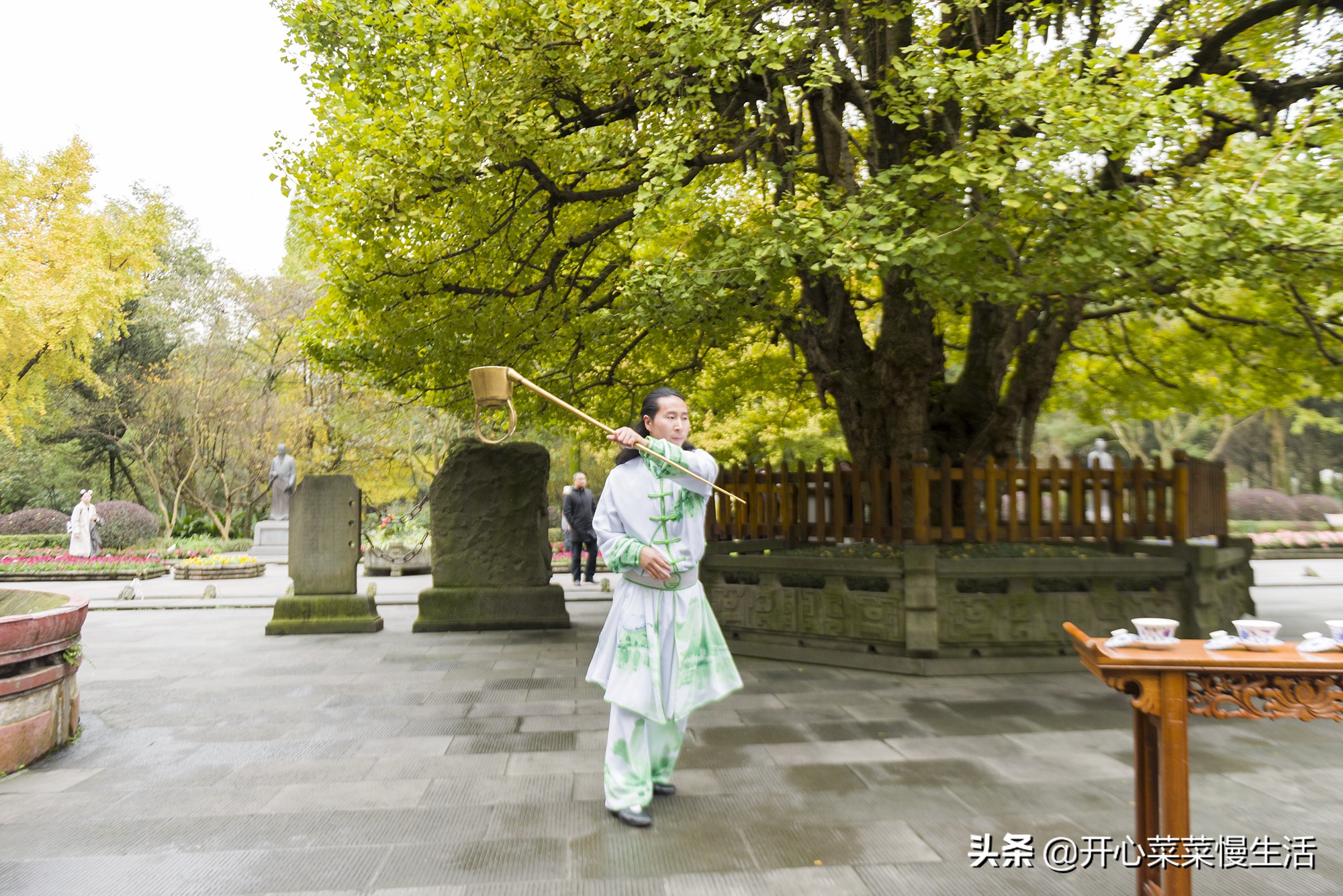 小伙喝茶技术技惊四座,小伙挑水十年练绝技