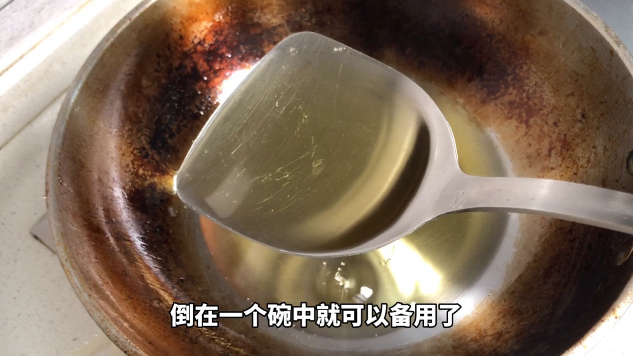 炸过的油扔掉浪费,炸过东西的油别倒掉教你一个诀窍