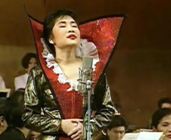 李娜从一代歌后去哪了,李娜看破红尘削发为尼