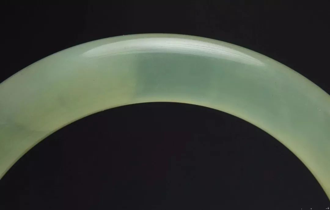 岫玉180料手镯和翡翠哪个好,好品质的岫玉和差品质翡翠哪个好