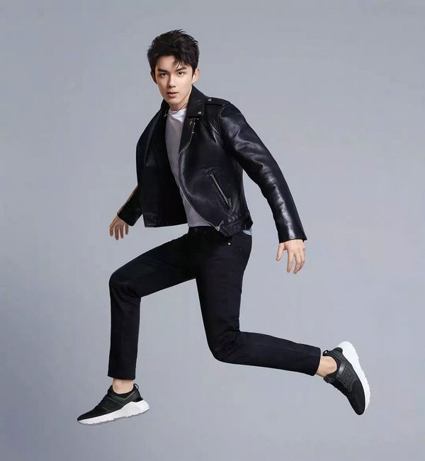 什么奢侈品牌子运动鞋好穿,高街红色运动鞋