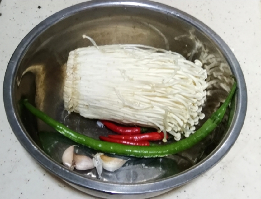 金针菇也可以这样做香辣可口,怎么做麻辣金针菇才好吃