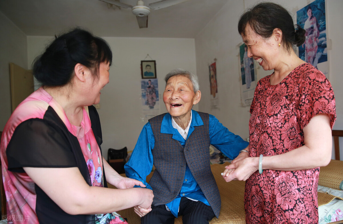 婆婆生日，弟媳送耳环我孝敬2万，婆婆嫌我给少，老公：爱要不要