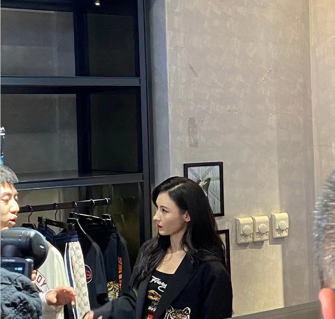 张柏芝走t台秀穿黑裤子,张柏芝吊带花裙出席活动