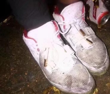 当你的爱靴“惹”上一身臭泥，你的心在滴血吗？