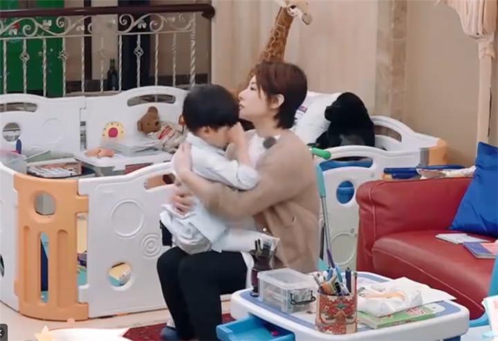 儿子不写作业发脾气暴打妈妈,儿子不听话不写作业打骂也不管用