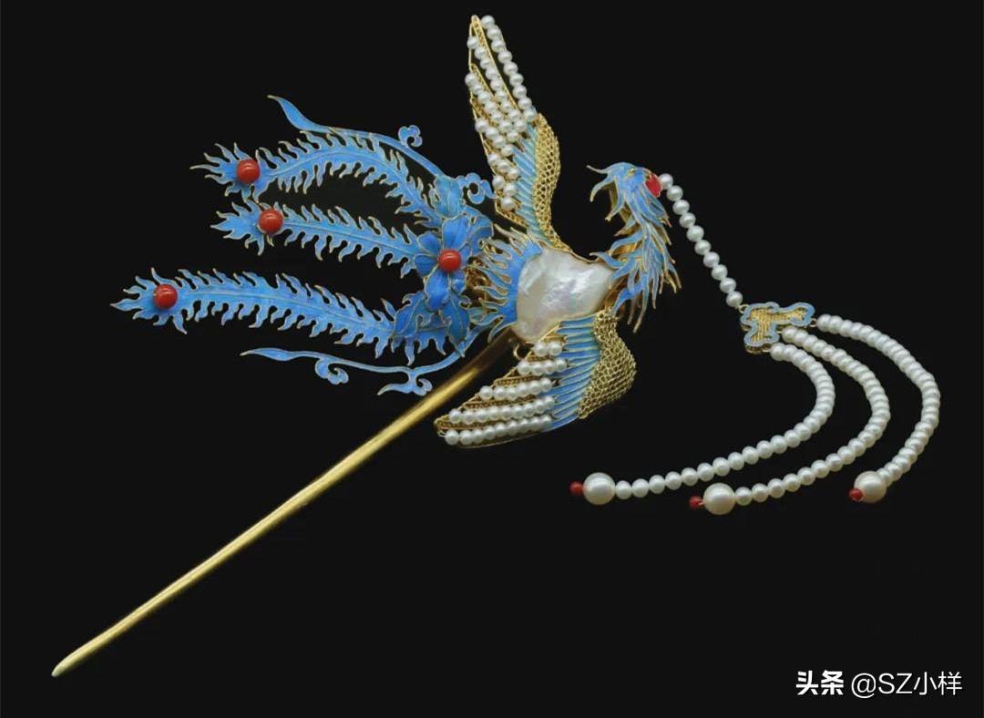 轻盈飘逸的羽毛，承载厚重的文化，演绎珠宝界永不落幕的时尚经典