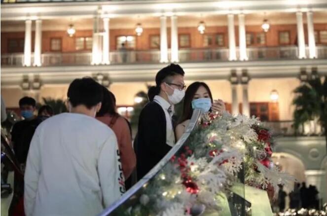 疫情严峻，香港人还是要过圣诞，平安夜还有人想借机“搞事”......