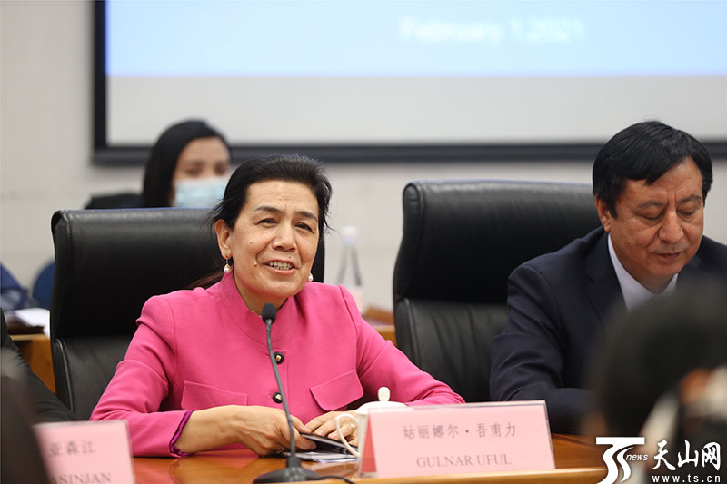 “被拘禁”的维吾尔族知识分子现身中外记者新闻发布会