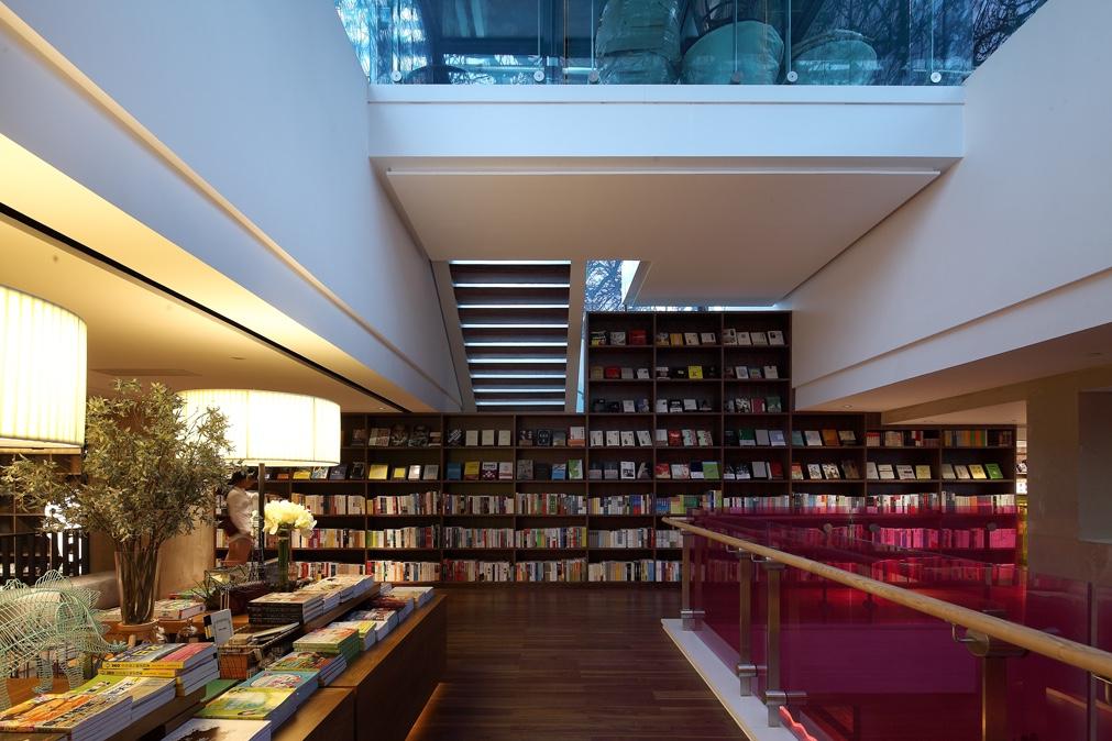 北有阿那亚社群，南有册之丘社群，后者60%研究生以上学历