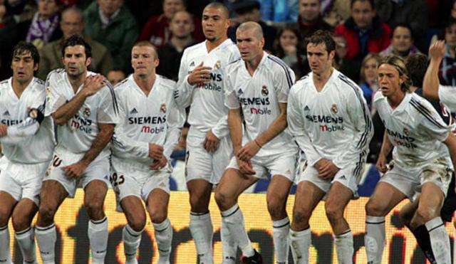 c罗在皇马展示第五座金球,从皇马开始做球王