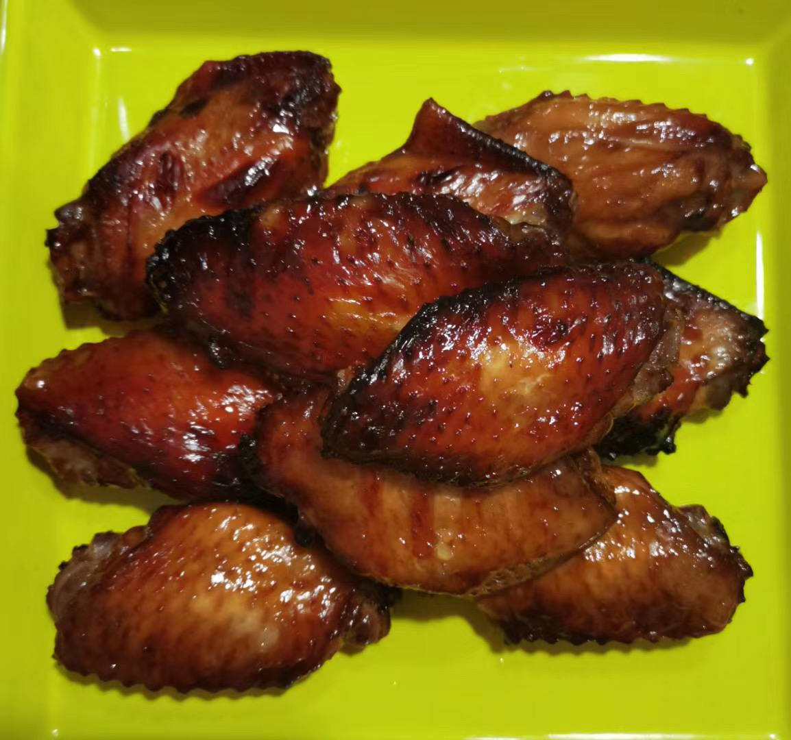 曾经年代油粘嘴，黎民百姓啃鸡腿；道尽生活苦辣甜，故事续不完