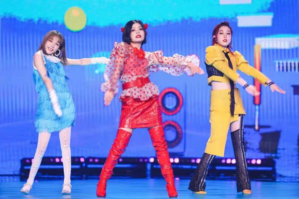 不被定义的00后女团因丑爆红在谩骂和对抗中狂欢