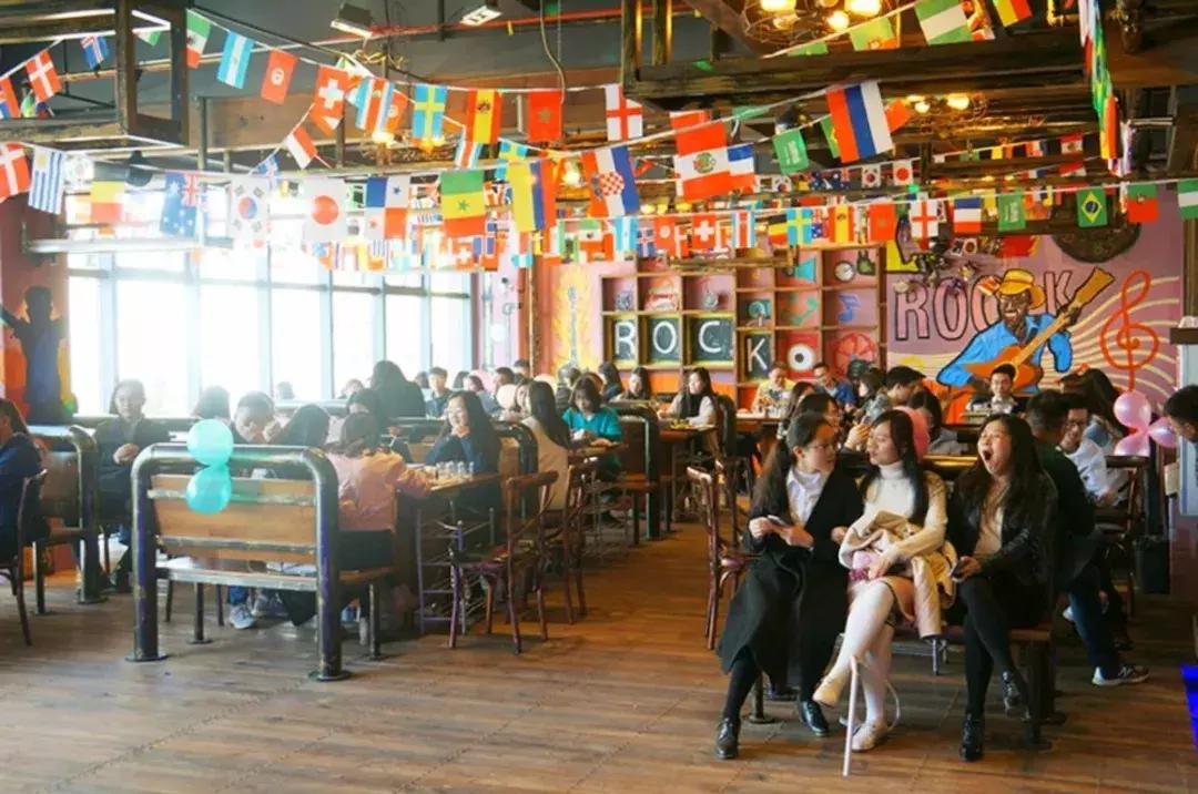 撸着串听着歌,这家火爆曲靖的BBQ才是你啤酒、烧烤的圣地!