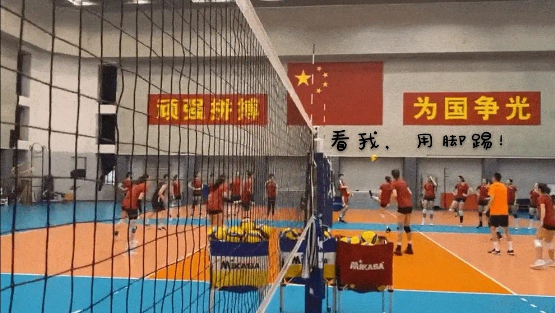 从踢足球，到头球赛，倒钩传球，头球攻门，女排姑娘玩嗨了