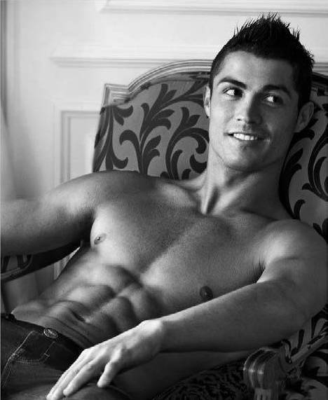 c罗海边肌肉照片,高度自律c罗健身大秀魔鬼肌肉