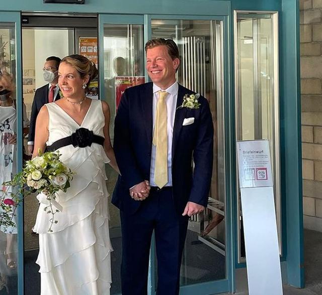 卢森堡前王妃再婚，挺孕肚穿12年前的旧款礼服，以花代冠满眼幸福