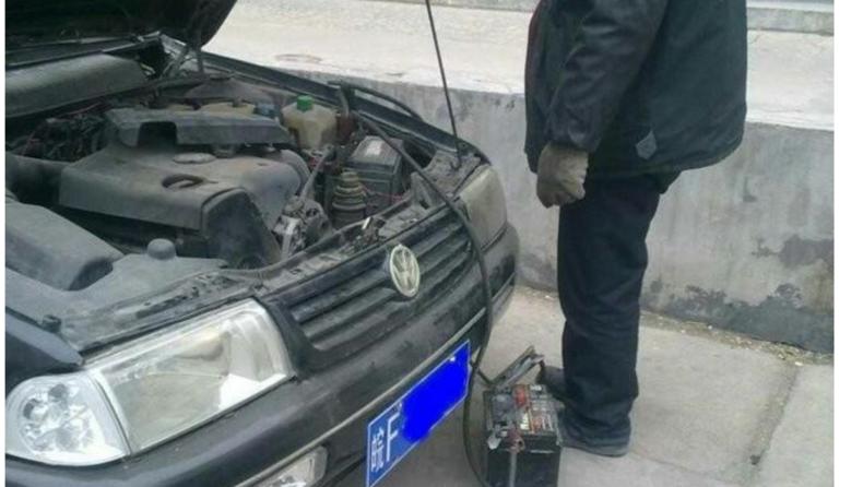 汽车电瓶没电连接别的车电瓶步骤,汽车电瓶彻底没电了搭电还管用吗