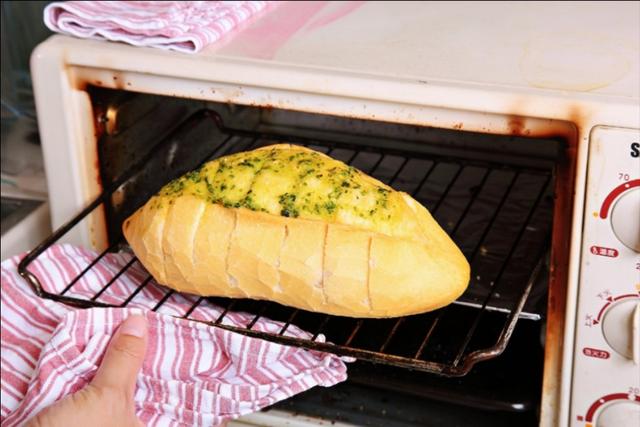 新出炉的面包怎么保存,买的面包第二天吃怎么保存