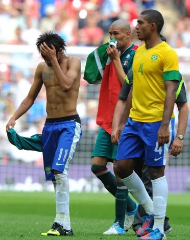 内马尔本赛季表现亮眼,内马尔10大精彩表现