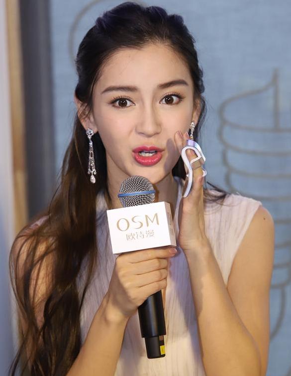 baby拇指受伤,baby手指摔骨折的画面