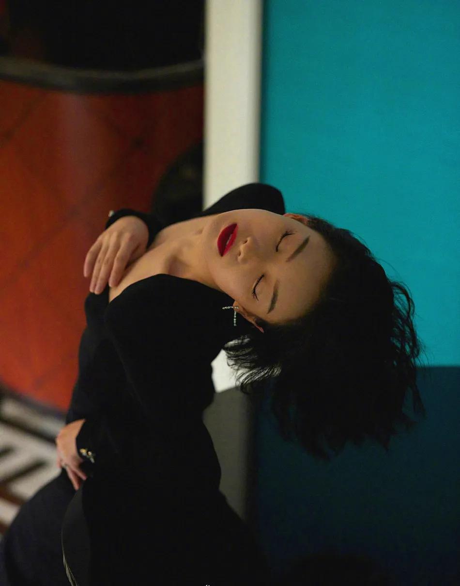 倪妮的锁骨训练方法,倪妮露香肩锁骨杀利落短发美又飒