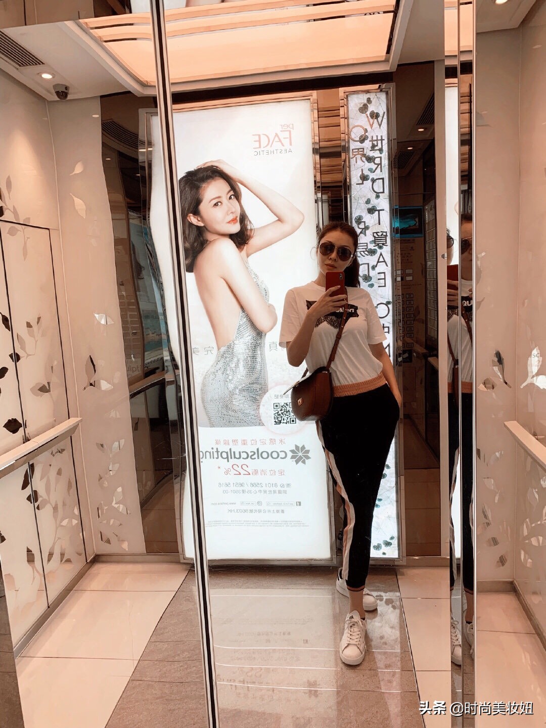 熊黛林不愧是超模，蓝色条纹毛衣配开叉紧身裤，身材比例太惊艳