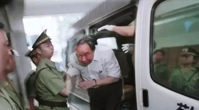 坐牢18年，264套房，他是*子骗**还是天才？