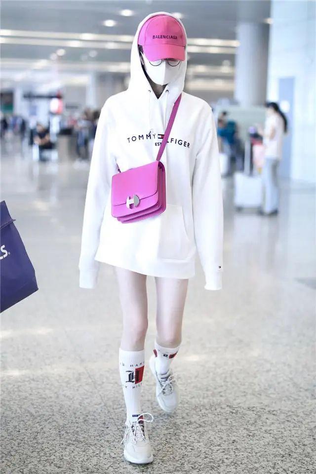 别再藏着掖着了！今年的“漏袜风”，带来一场袜子的pk盛宴