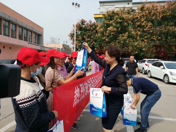 周至首批“采椒工”赴疆摘辣椒