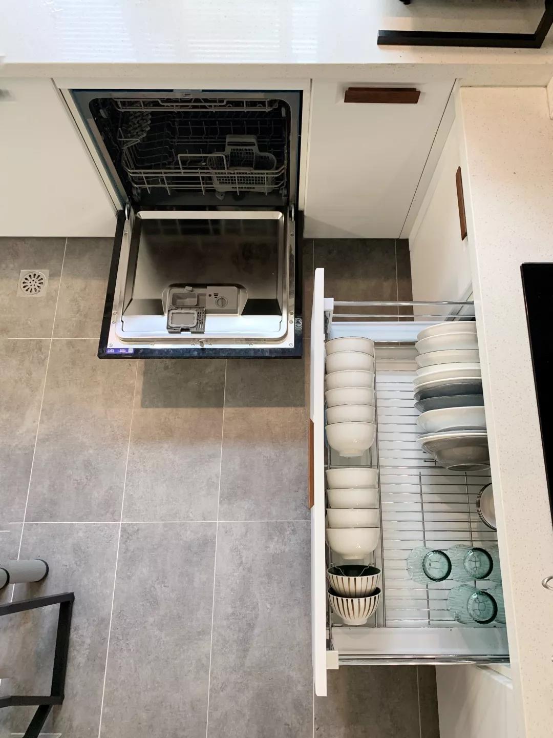 125平简约轻奢风家装设计,137平米客餐厅现代风装修效果图