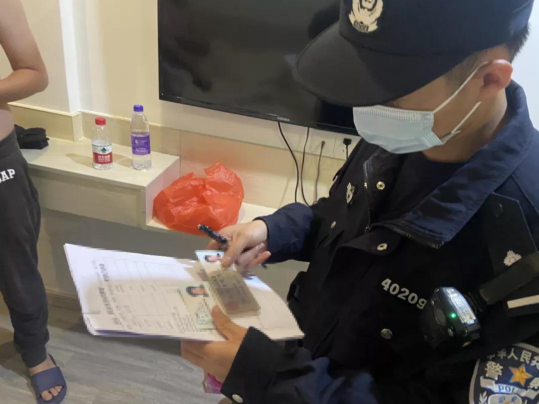 凌晨出动开展夜查行动,警方星夜清查风暴