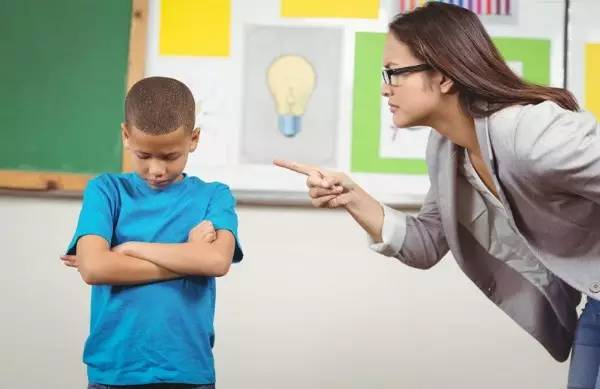 五岁女孩商场尿裤子,看看聪明的妈妈是怎么做的,值得家长学习