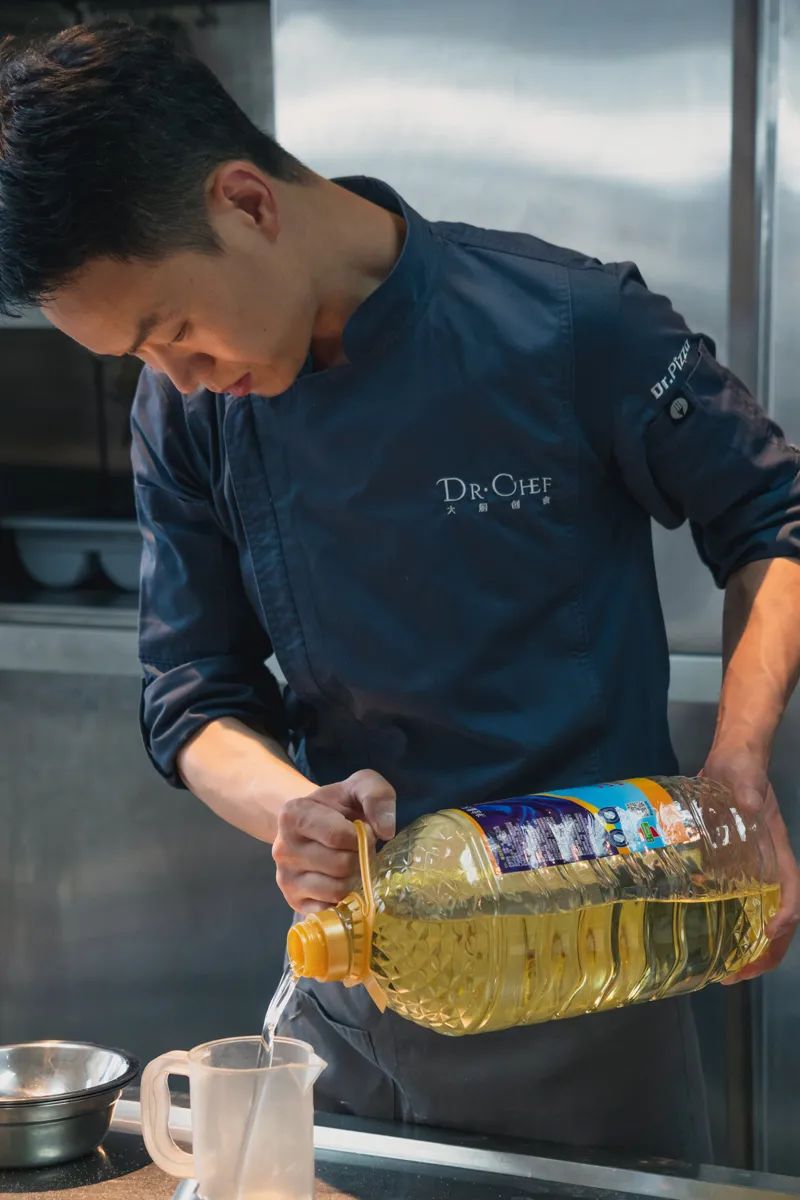 披萨烤完为什么会回缩,烤箱做披萨怎么不回缩