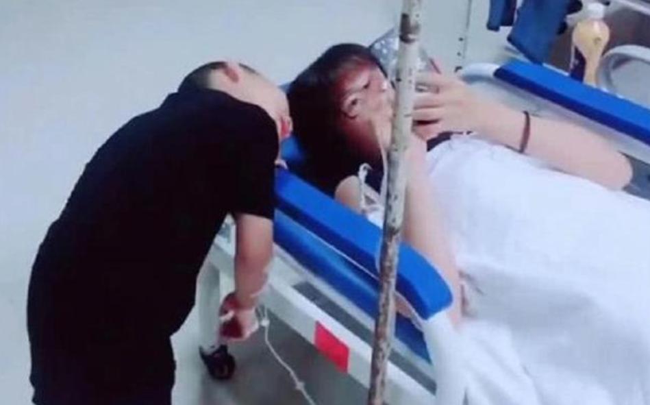 病床被父母霸占,儿子病床被占领