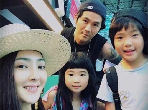 泡奶粉、换尿布，那些在家带娃的大娃们的暖心瞬间