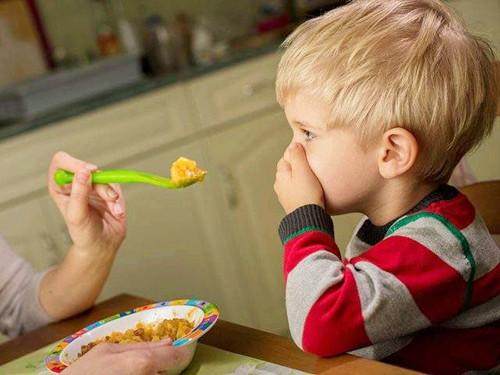 宝宝拒绝吃奶粉有哪些原因,宝宝拒绝吃辅食怎么回事