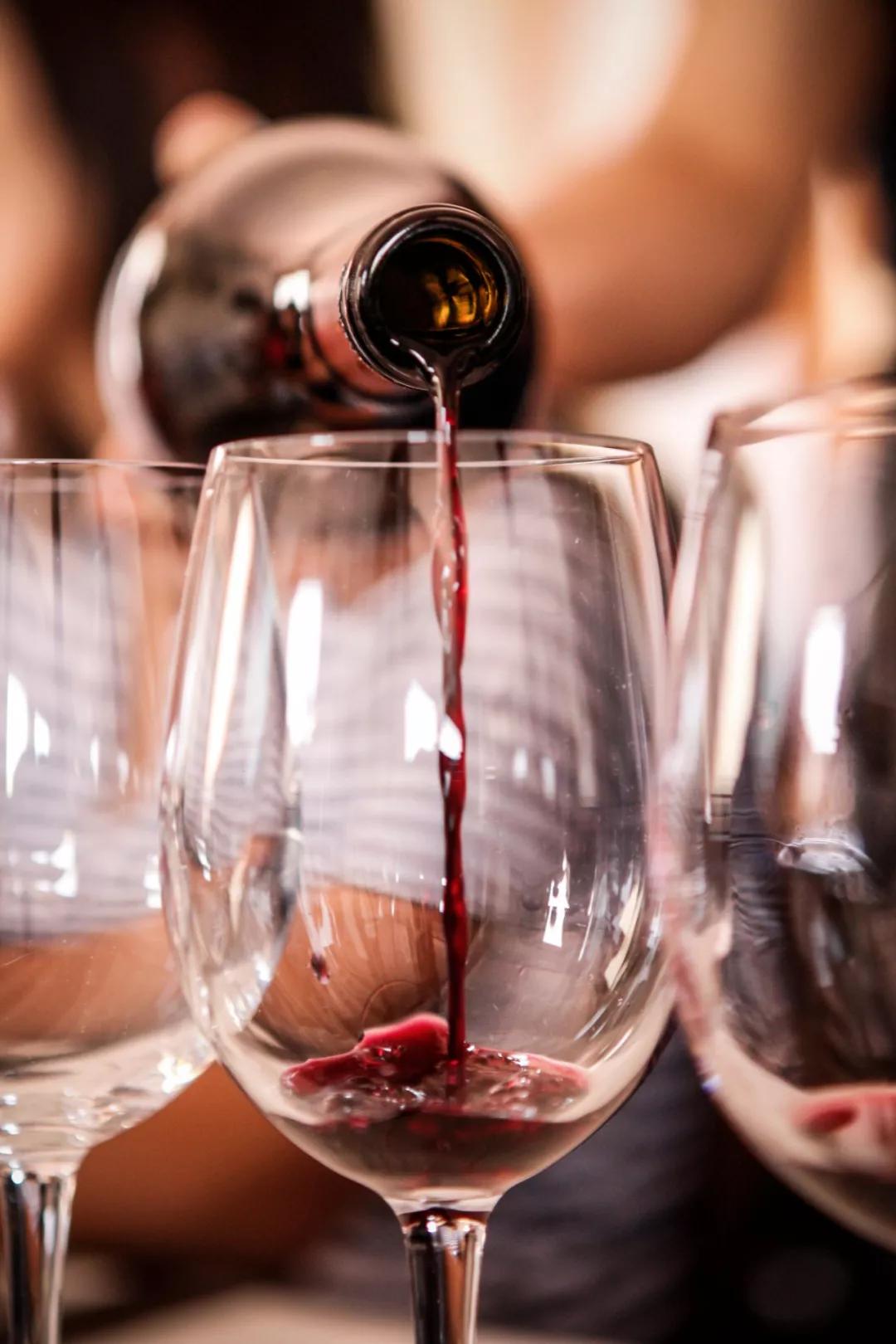 怎么样辨别葡萄酒的好坏呢,怎样辨别葡萄酒的好坏真假