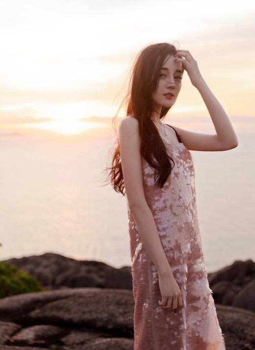 脸上有4个特点的女人很显老,脸上有3个特点女人会越来越漂亮