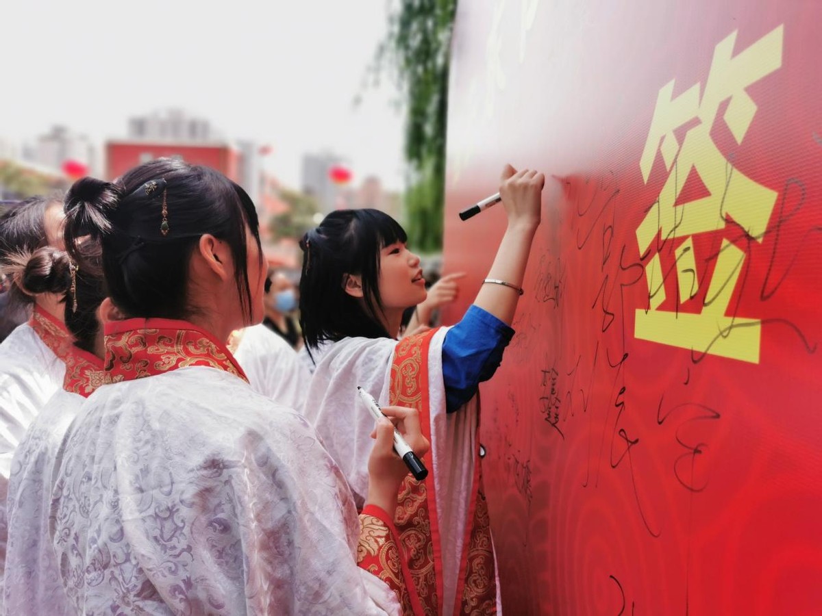 鲜衣怒马少年时不负韶华且行知——西安东仪中学汉式成人礼圆满举行