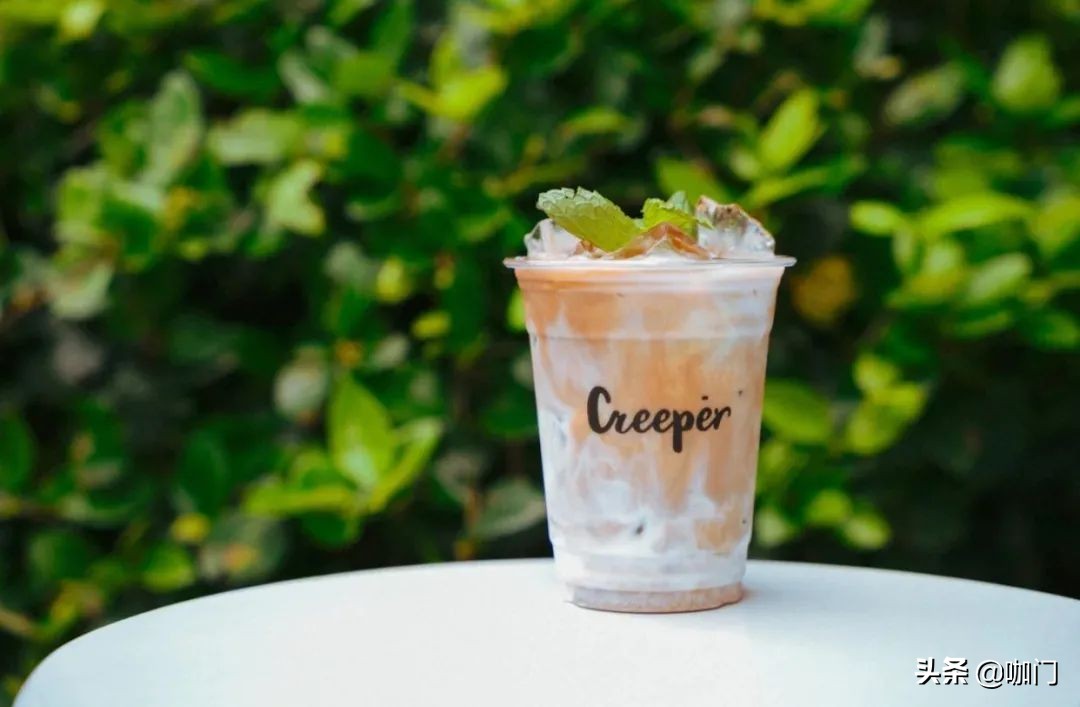 探店｜外卖月销4000单！这个7m²小店，发现了咖啡新机会