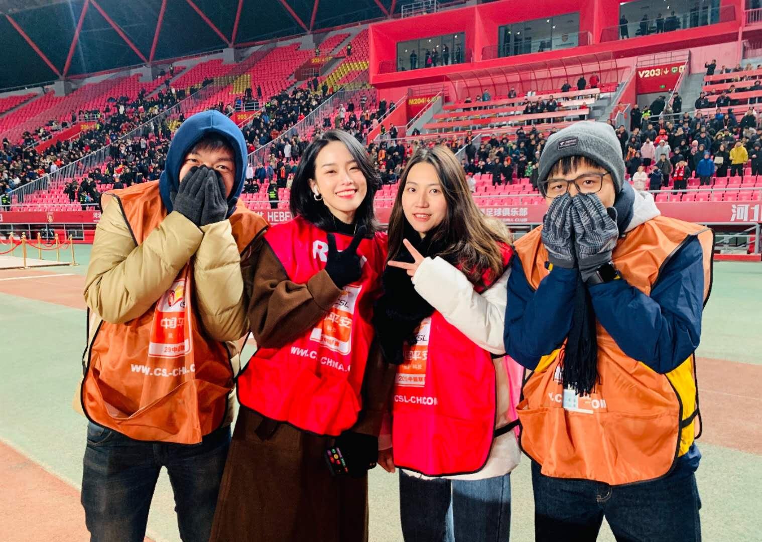 女记者因身材走红,采访因身材爆红的女士