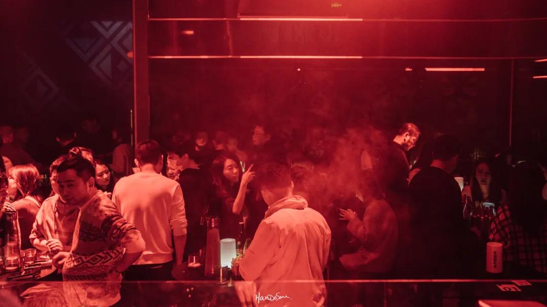 武汉嫂子和男将的秘密狂欢派对,在沿江大道153号