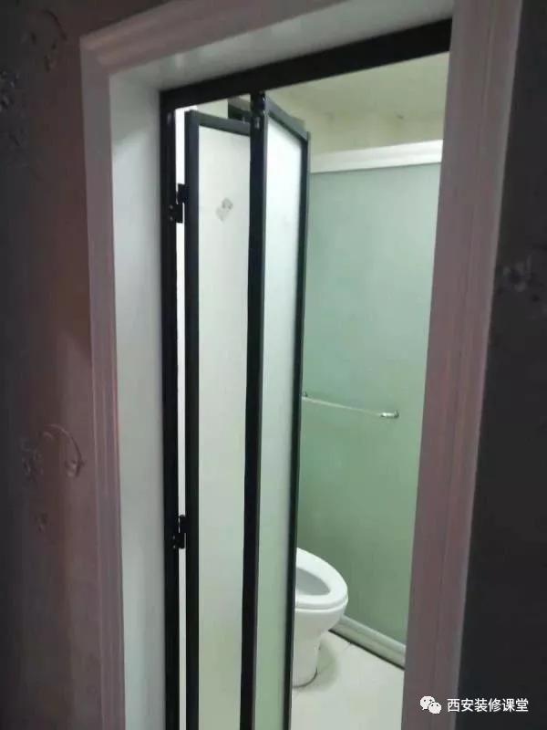 装马桶和门有冲突怎样解决,马桶位置和门太近关不上