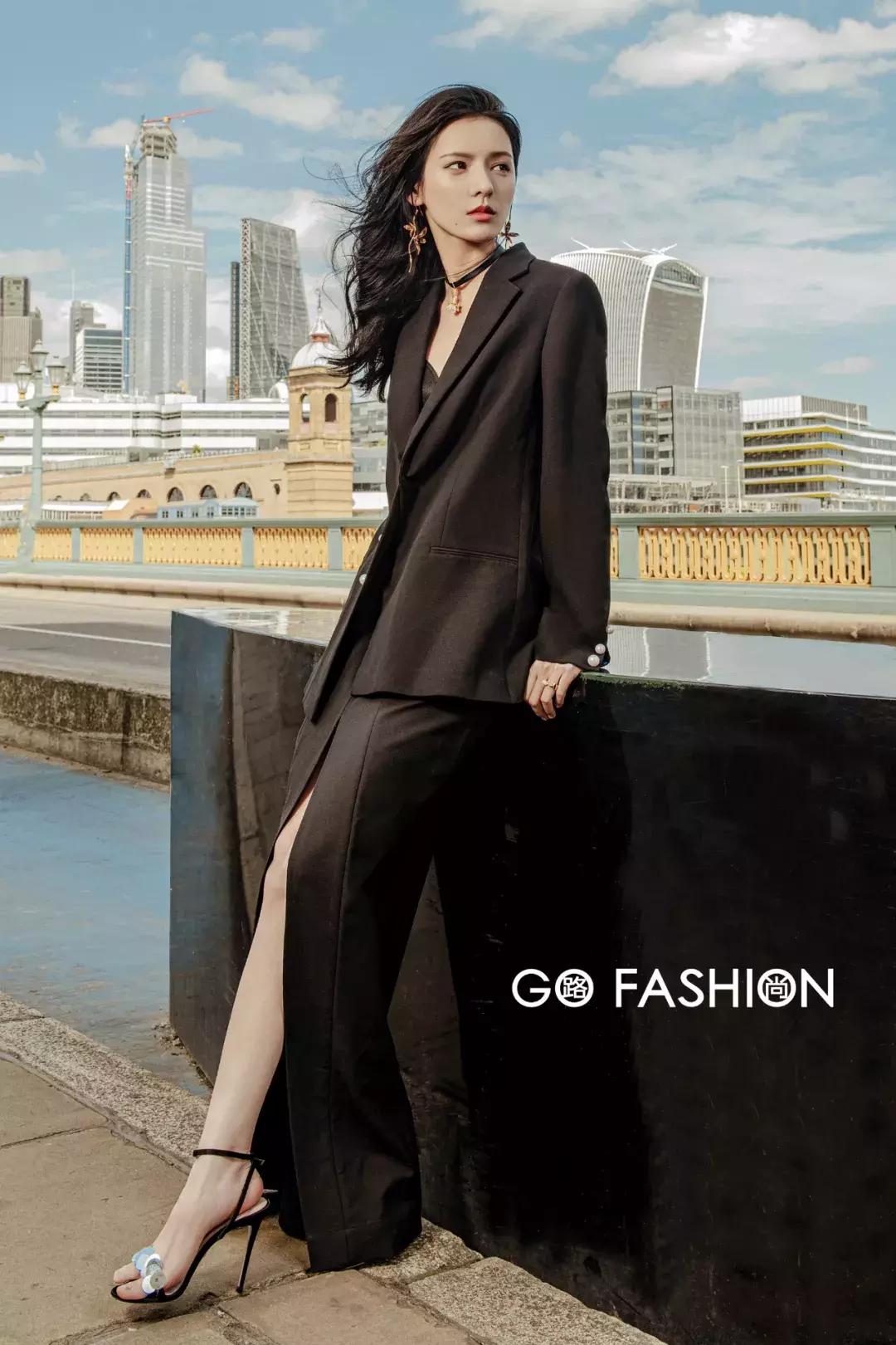 张予曦戴金丝框眼镜,张予曦银色服装