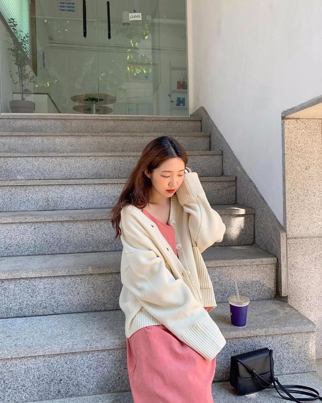 奶奶衫配半裙时髦保暖又有气质,2020早春穿奶奶衫超美